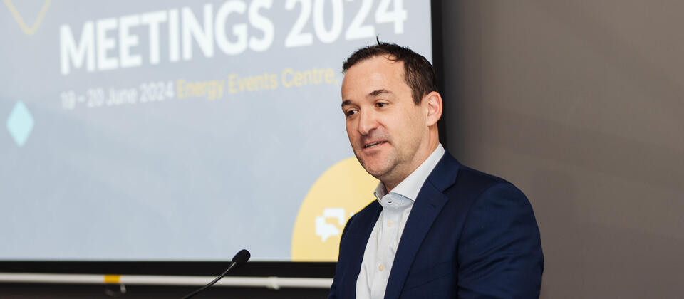 Bjoern Spreitzer speaking at MEETINGS 2024